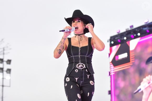 Look preto de Ana Castela ficou cheio de personalidade graças a peças estilosas