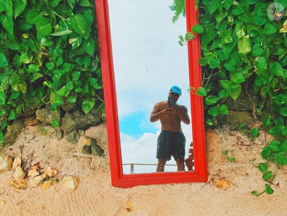 Francisco Gil surpreendeu todo mundo ao posar sem camiseta em um clique raro durante uma viagem