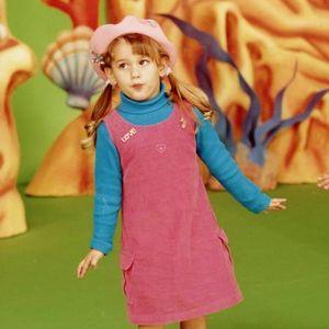 Registro da infância de Sasha Meneghel mostra a estilista ainda pequena em momento espontâneo