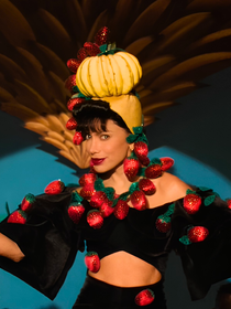 Anitta será Carmen Miranda nos cinemas? Larissa Manoela deixa papel após impasse com diretor e web cria teoria: 'Tudo a ver'