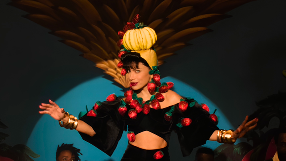 Anitta será Carmen Miranda nos cinemas? Larissa Manoela deixa papel após impasse com diretor e web cria teoria: 'Tudo a ver'