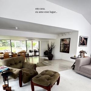 Romulo Estrela também ama relaxar em sua sala de estar, equipada com uma poltrona de 1957 avaliada em R$ 70 mil