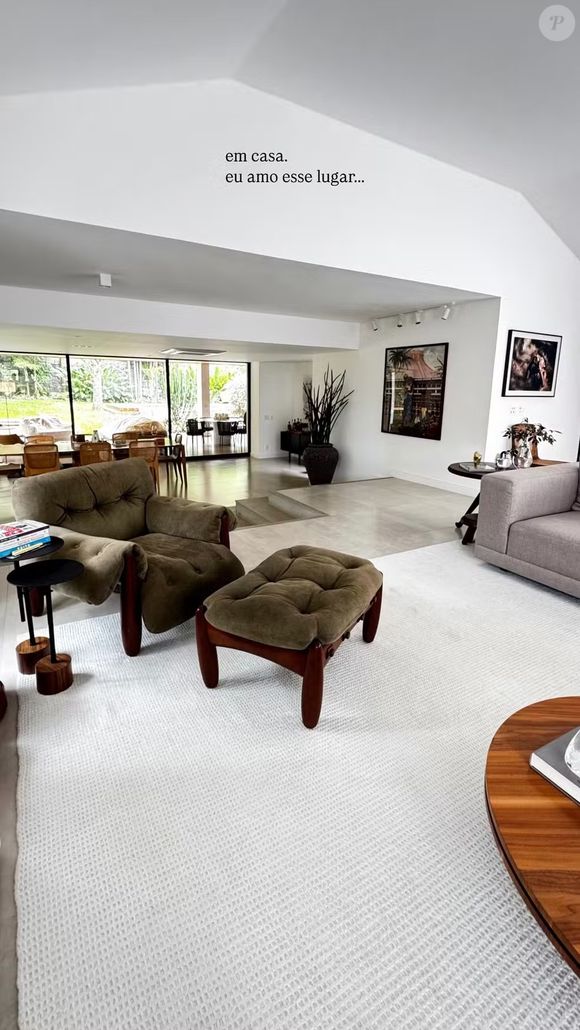 Romulo Estrela também ama relaxar em sua sala de estar, equipada com uma poltrona de 1957 avaliada em R$ 70 mil