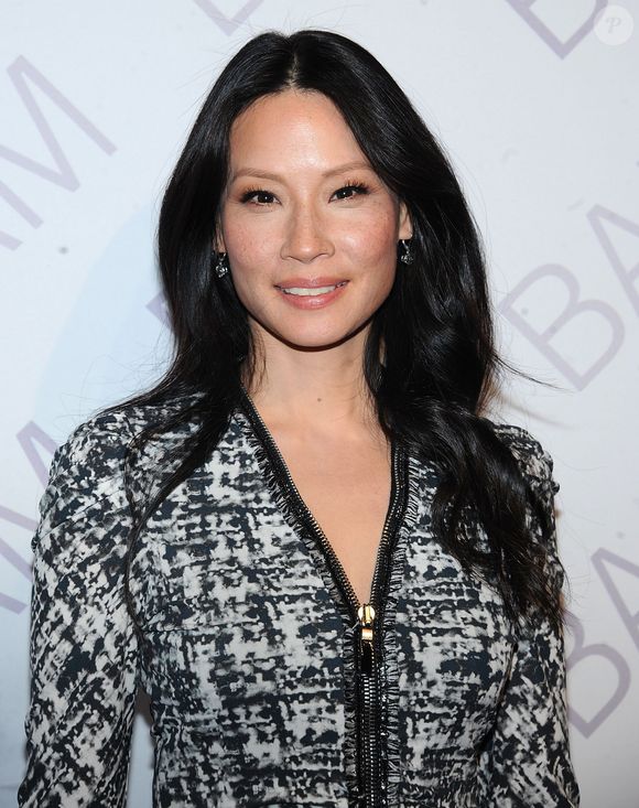 Apesar de escondidas pela maquiagem, as sardas do rosto de Lucy Liu vez ou outra aparecem