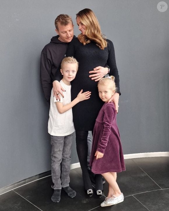 Kimi Räikkönen com a mulher e filhos em foto de 2023: piloto admitiu mudança na vida ao formar família: 'Agora existem outras prioridades. Naquela época eu tinha o meu trabalho, mas por outro lado... Se eu quisesse voar para algum lugar, eu ia. Eu não tinha que perguntar a ninguém'