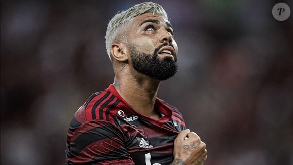 Qual será o salário de Gabigol no Cruzeiro em 2025 após deixar o Flamengo? Com um contrato que lhe garante R$ 2,4 milhões por mês — R$ 2 milhões entre salários e direitos de imagem, mais R$ 400 mil de luvas diluídas até o fim do vínculo —, o jogador agora possui o segundo maior salário do futebol brasileiro