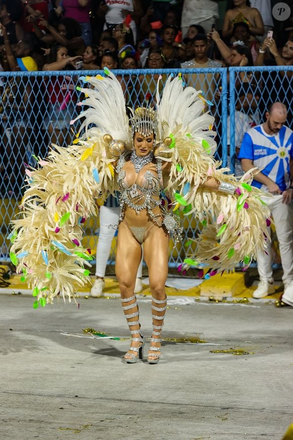 Gabi Martins foi musa da Vila Isabel por mais um ano