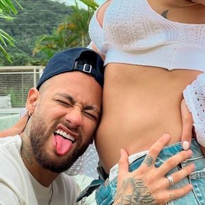 Na época em que se envolveu com Fernanda Campos, Neymar namorava Bruna Biancardi, que estava grávida de Mavie