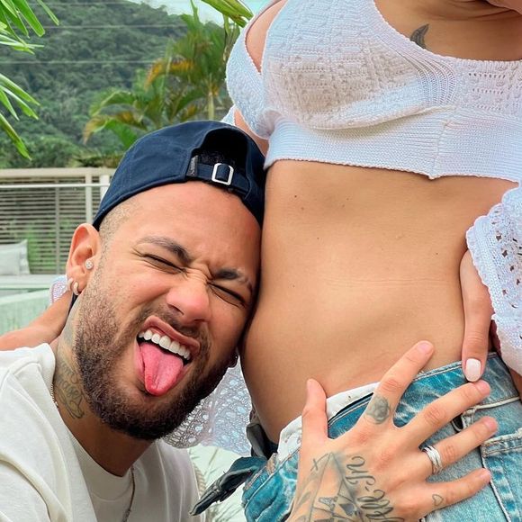 Na época em que se envolveu com Fernanda Campos, Neymar namorava Bruna Biancardi, que estava grávida de Mavie