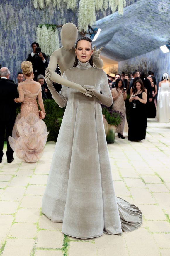 Uau! Jordan Roth no Met Gala 2026 acertou em cheio com o look cinza escultural, bem dentro do tema 'Costume Art'