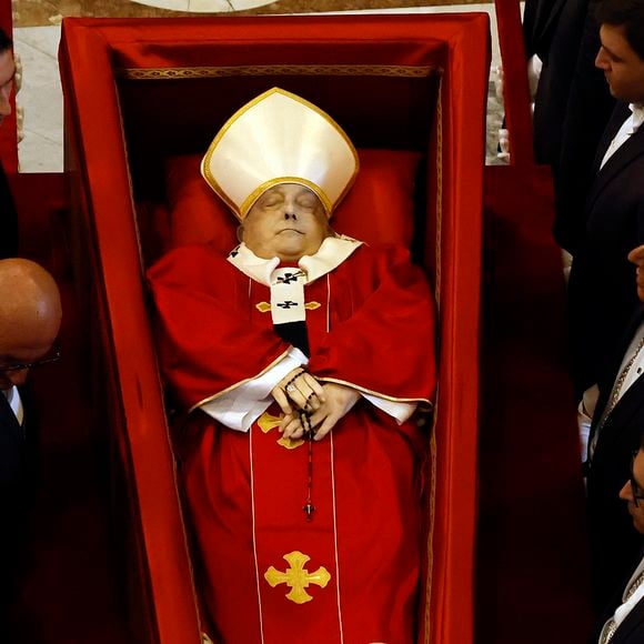 O corpo do Papa Francisco chega à Basílica de São Pedro e é colocado no altar