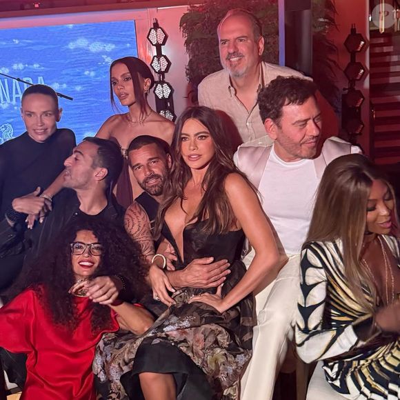 Na noite da última segunda-feira (30), Anitta surgiu com nova aparência ao lado de Sofia Vergara e outras celebridades internacionais.