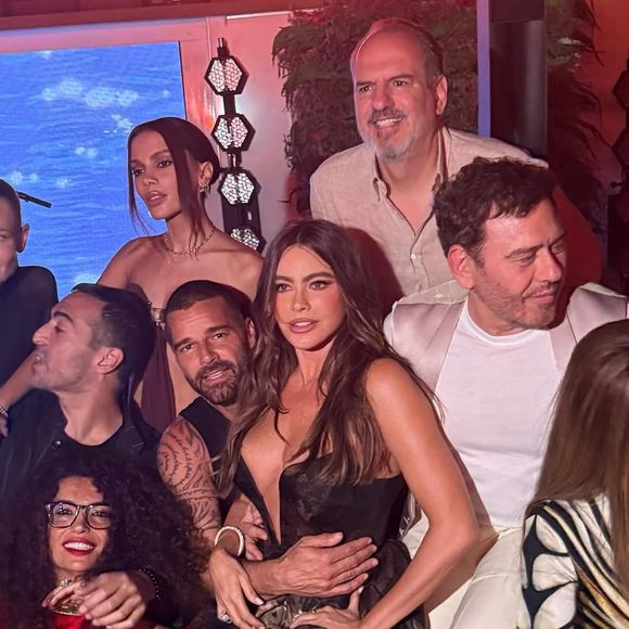 Na noite da última segunda-feira (30), Anitta surgiu com nova aparência ao lado de Sofia Vergara e outras celebridades internacionais.