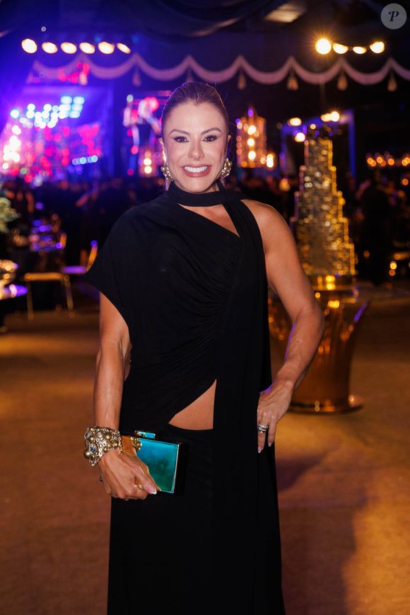 Poliana Rocha celebrou a chegada de 2026 com uma escolha polêmica de look