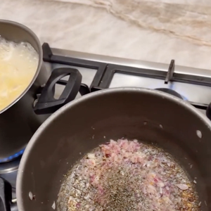 Para o molho, refogue o bacon e, na gordura que ficar, adicione a cebola, alho e pimenta-do-reino