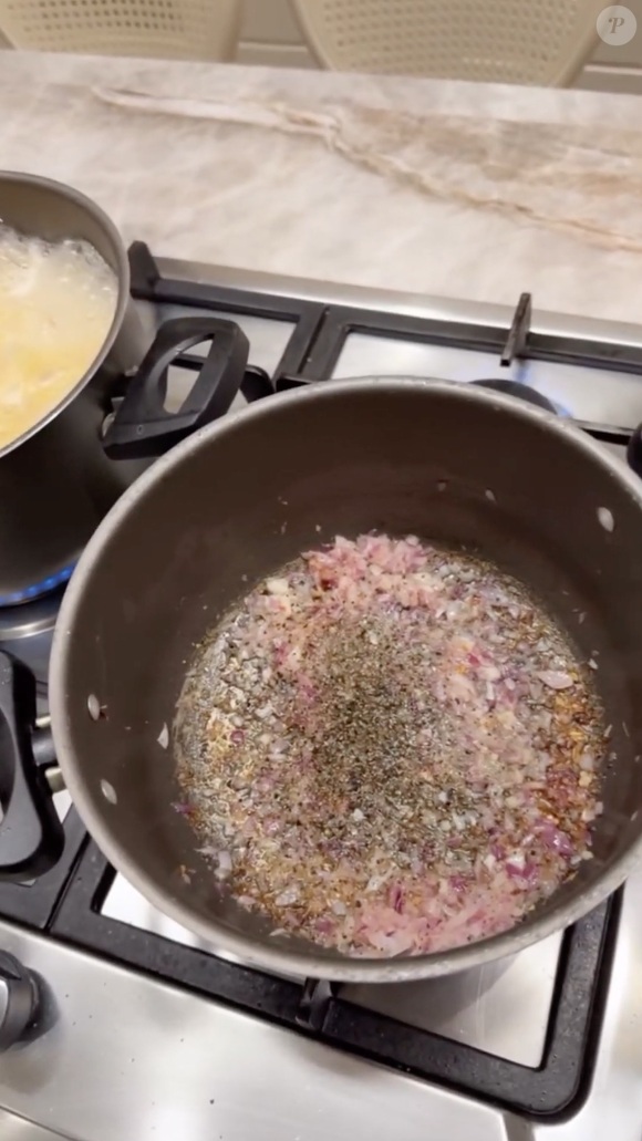 Para o molho, refogue o bacon e, na gordura que ficar, adicione a cebola, alho e pimenta-do-reino