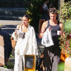 Em novo passeio com Shawn Mendes, Bruna Marquezine transforma look de linho oversized em inspiração para o inverno. Veja os detalhes!
