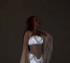 Marina Ruy Barbosa exibe detalhes do vestido da Miss Sohee, com aplicações brilhantes na região do busto e do quadril