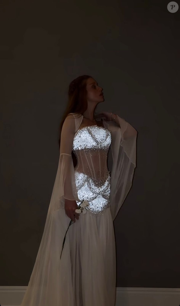 Marina Ruy Barbosa exibe detalhes do vestido da Miss Sohee, com aplicações brilhantes na região do busto e do quadril