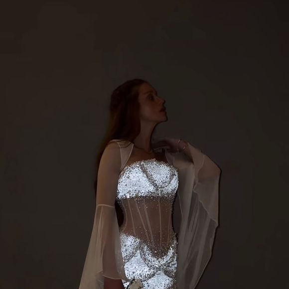 Marina Ruy Barbosa exibe detalhes do vestido da Miss Sohee, com aplicações brilhantes na região do busto e do quadril