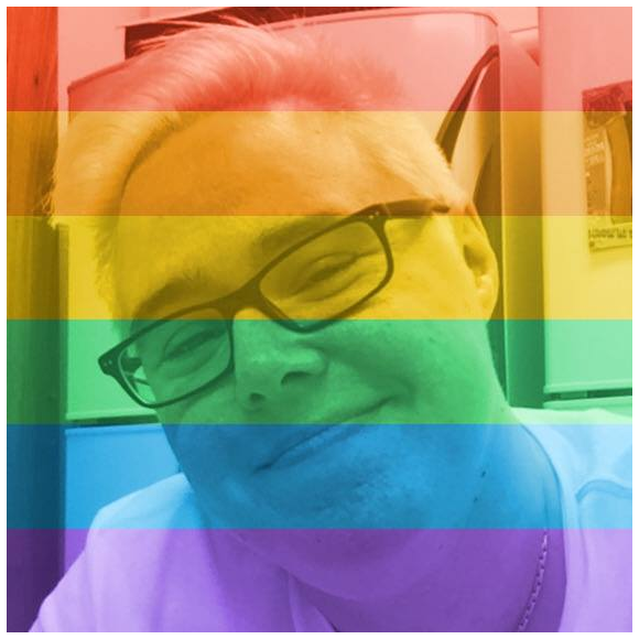 Natural do Rio de Janeiro, Juliana possui 913 amigos adicionados em conta do Facebook e, em uma das publicações, indicou ser da comunidade LGBTQIAP+, usando as hashtags #OAmorVence e #IgualdadeParaTodos.