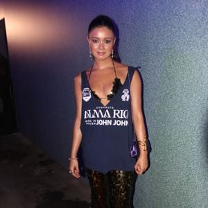 Solteira no Carnaval 2026, Sophie Charlotte usou biquíni por baixo de abadá customizado do camarote