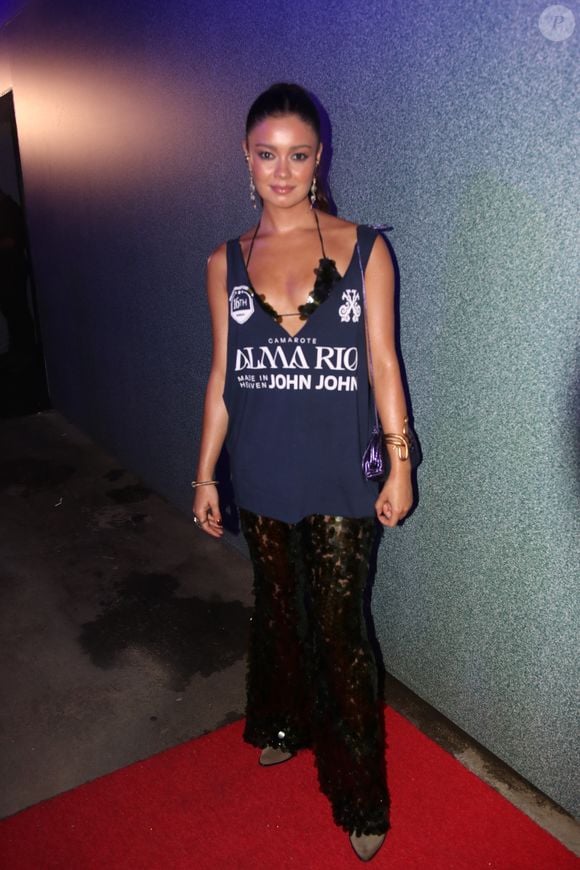 Solteira no Carnaval 2026, Sophie Charlotte usou biquíni por baixo de abadá customizado do camarote