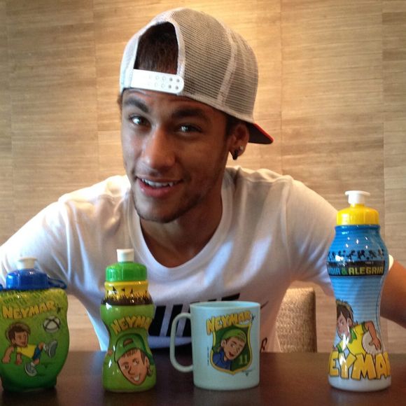 Neymar já fazia sucesso entre a criançada e chegou a lançar uma linha de produtos infantis