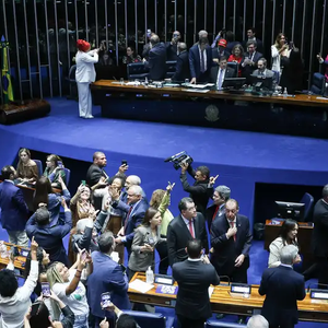 A aprovação da PEC que acaba com a escala 6x1 pelo Senado Federal repercutiu nas redes sociais e coincidiu com o anúncio do reality 'Academia dos Nepo Babies', da TV Globo. A proposta aprovada prevê dois dias de descanso semanal, sem diminuição do salário, e foi mencionada por internautas nas críticas ao novo programa do Globoplay