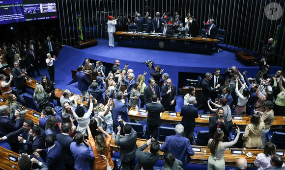 A aprovação da PEC que acaba com a escala 6x1 pelo Senado Federal repercutiu nas redes sociais e coincidiu com o anúncio do reality 'Academia dos Nepo Babies', da TV Globo. A proposta aprovada prevê dois dias de descanso semanal, sem diminuição do salário, e foi mencionada por internautas nas críticas ao novo programa do Globoplay