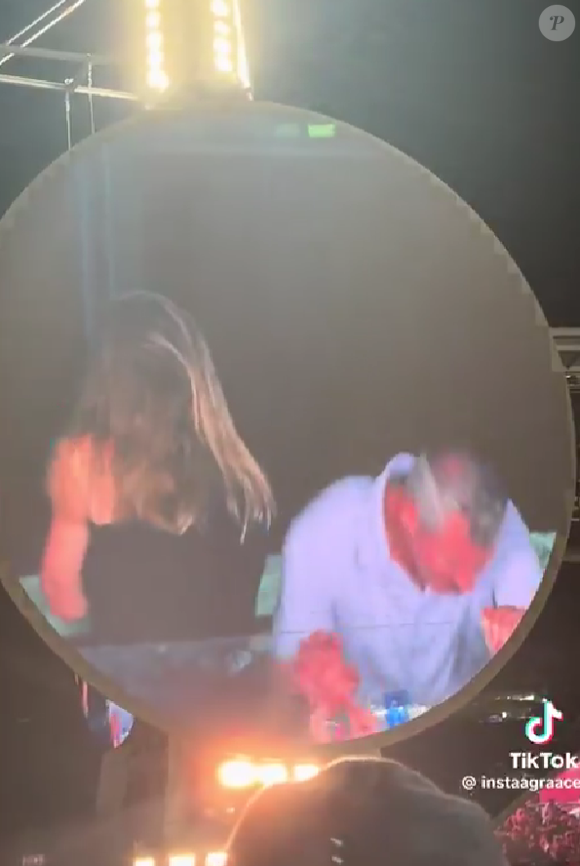 Constrangimento no telão: casal tenta se esconder após perceber que estava sendo filmado durante show lotado