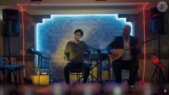 Novela turca 'Mãe': Cengiz (Berkay Ates) e a mãe de Melek (Beren Gökyildiz), Sule (Gonca Vuslateri) se conhecem em um clube noturno