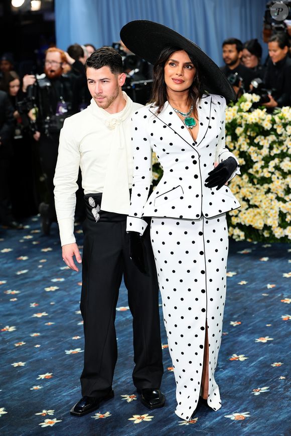 Nick Jonas e sua esposa Priyanka Chopra vestem Balmain no Met Gala 2025 e mostram o poder da alfaiataria