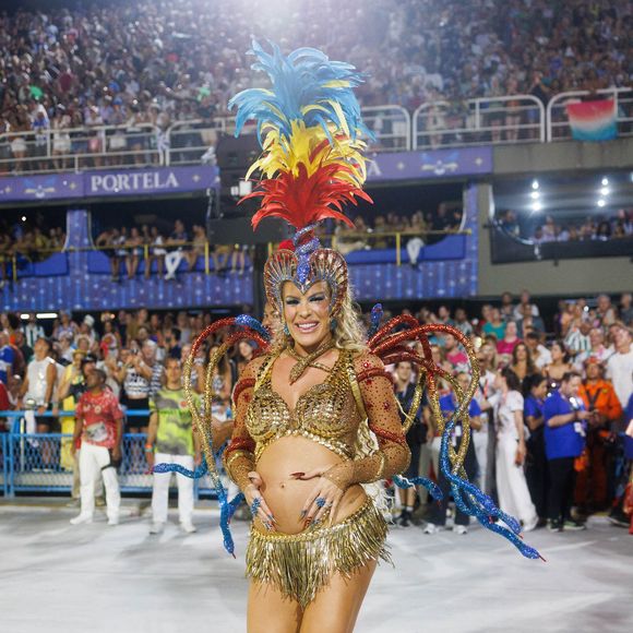 Lore Improta exibiu a barriga de gravidez em desfile da Viradouro