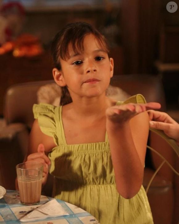 Bruna Marquezine aos 8 anos começou a interpretar a personagem Maria Flor na novela 'América', da Globo, uma deficiente visual