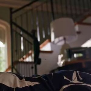 Jaques empurra Rosa da escada antes de fuga na novela 'Dona de Mim' e não volta para salvar a mãe