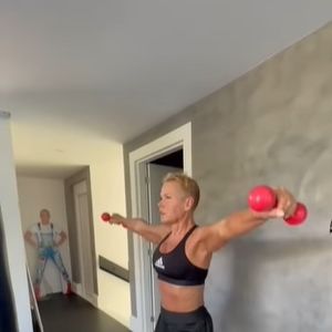 "Com a cirurgia que ela fez recentemente (artroscopia no joelho), focamos na reabilitação, e agora retornamos ao foco na hipertrofia e condicionamento físico", conta a personal