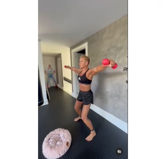 "Com a cirurgia que ela fez recentemente (artroscopia no joelho), focamos na reabilitação, e agora retornamos ao foco na hipertrofia e condicionamento físico", conta a personal