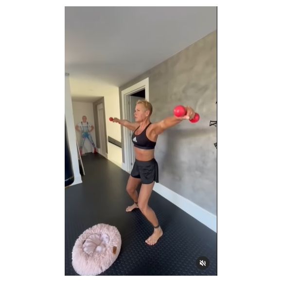 "Com a cirurgia que ela fez recentemente (artroscopia no joelho), focamos na reabilitação, e agora retornamos ao foco na hipertrofia e condicionamento físico", conta a personal