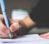 Escrever com letras maiúsculas e minúsculas pode transmitir ironia, humor, informalidade ou até indicar pertencimento a determinado grupo