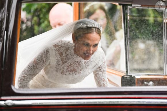 Assinado por Emilia Wickstead, o vestido de noiva de Harriet Sperling chamou atenção pelos detalhes clássicos e atemporais
