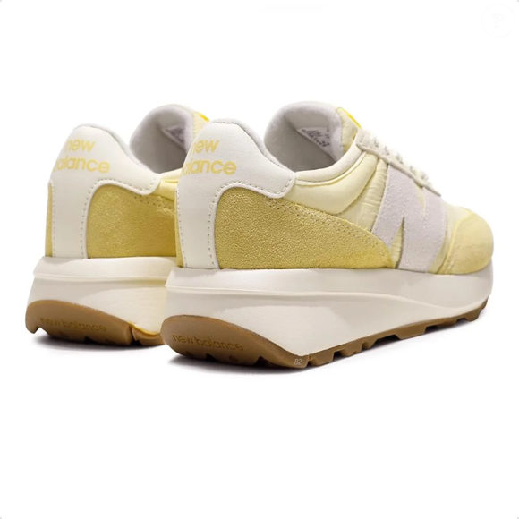 Com entressola em EVA e palmilha anatômica, o New Balance 370v1 une maciez e personalidade em um visual atemporal