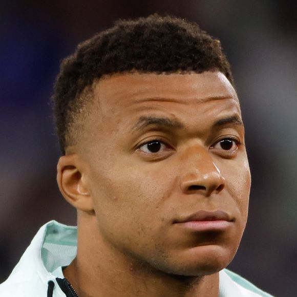 Principal destaque da França na Copa de 2026, Kylian Mbappé surpreendeu ao admitir que não gostaria de ver um filho no futebol. A declaração repercutiu por expor o lado mais duro da profissão
