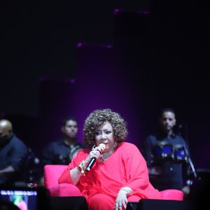 Alcione foi submetida a uma cirurgia na coluna vertebral devido a um quadro de espondilolistese