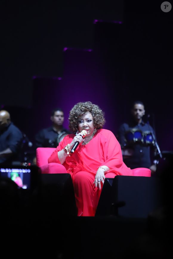 Alcione foi submetida a uma cirurgia na coluna vertebral devido a um quadro de espondilolistese