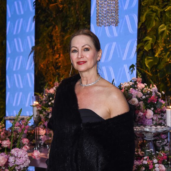 Lembra dela? Adriana Colin, do 'Domingão do Faustão', prestigiou aniversário de Vera Viel