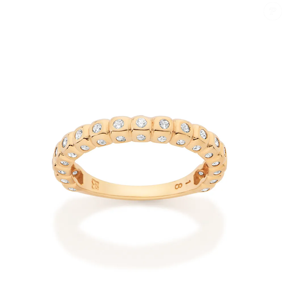 Entre os anéis, o Anel Skinny Banhado a Ouro 18K com Bolas e Zircônias, por R$ 426, combina bolas cravejadas por 34 zircônias de 1,25 mm e 17 zircônias de 1,50 mm