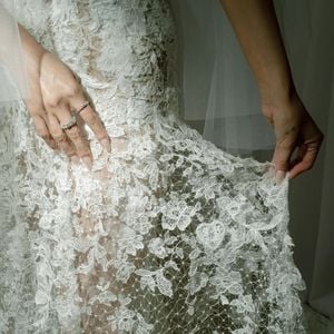 Noiva fashionista: renda floral e corte reto transformam look de Selena em peça digna de editorial