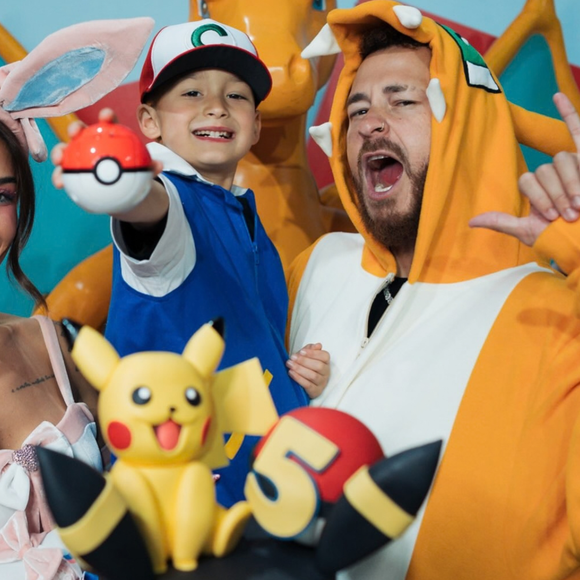 Meu namorado nerd pediu e eu não pude negar: os novos tênis da Adidas de Pokémon na cor 'Pikachu' são superconfortáveis, vão deixar os looks do meu boy eletrizantes e ainda despertar sua nostalgia dos anos 90