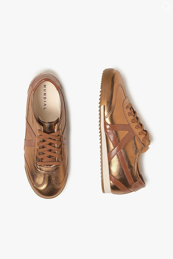 Com visual moderno e proposta fashion, o Tênis Feminino Casual Mundial Paiva Bronze combina praticidade e estilo, mostrando que os metalizados continuam em alta nas produções femininas